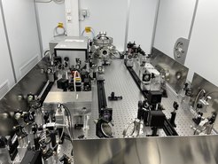Der ALPS II-Laser (in der hinteren Box mit dem Aufkleber), der am Max-Planck-Institut für Gravitationsphysik entwickelt wurde, nach der Integration am Experiment bei DESY.