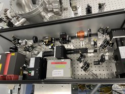 Detailblick auf das Hochleistungslasersystem für das Erzeugungssystem am ALPS-II-Experiment.