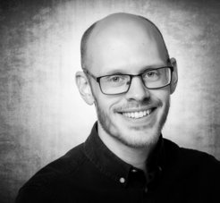 Viktor Svensson vor einem grauen Hintergrund.