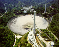 Das Zooniverse-Projekt Pulsar Seekers analysiert Daten des Arecibo-Radioteleskops, das hier in einer Luftaufnahme vor seinem Kollaps im Jahr 2020 zu sehen ist.