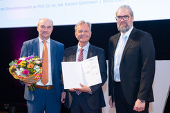 Karsten Danzmann (center) receives his honorary doctorate certificate from Rector Professor Ulrich Rüdiger (left) and Professor Kai-Uwe Schröder, Chairman of the Senate of RWTH Aachen University.