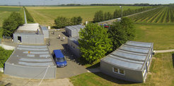 Panorama des Gravitationswellendetektors GEO600 südlich von Hannover.