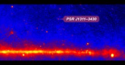 Eine Karte des Gammastrahlenhimmels, wie er vom Large Area Telescope an Bord des NASA-Satelliten Fermi im Laufe von vier Jahren gesehen wurde. Die Farbkodierung von Blau über Rot bis Gelb zeigt die Intensität der detektierten Gammastrahlung aus einem Himmelsabschnitt von 200 mal 100 Monddurchmessern in galaktischen Koordinaten an. Die Gammastrahlung aus der Ebene der Milchstraße erscheint als horizontales Band. Der neu entdeckte Radiopulsar J1311-3430 ist deutlich als eine starke Gammastrahlungsquelle zu erkennen.