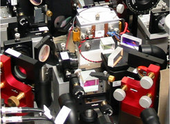 Der experimentelle Aufbau einer Quelle für gequetschtes Licht, das die Grundlage für die Quantenkryptographie-Experimente des AEI liefert.