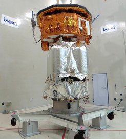 Das Wissenschaftsmodul von LISA Pathfinder (oben) und das Antriebsmodul (unten) in ihrer Startkombination mit thermischer Isolierung vor dem Akustiktest bei der IABG in Ottobrunn. Der Akustiktest Anfang Juli 2015 stellte sicher, dass die Sonde die enormen Schallschwingungen beim Start der Trägerrakete unbeschadet übersteht.