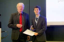 Prof. Ferdi Schüth, Vizepräsident der Max-Planck-Gesellschaft, überreicht Dr. Colin Clark die Otto-Hahn-Medaille am 21. Juni 2017 in Weimar.