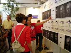 Carla Cederbaum (AEI) erläutert das Exponat "Von Newton zu Einstein" auf dem Wissenschaftssommer 2009 in Saarbrücken.