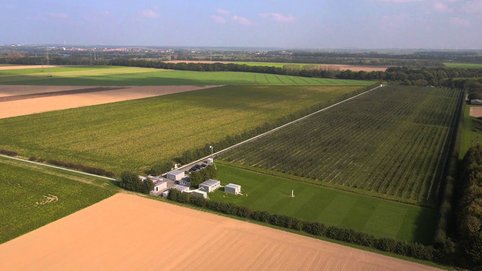 Der deutsch-britische Gravitationswellendetektor GEO600 nahe Hannover aus der Luft gefilmt.