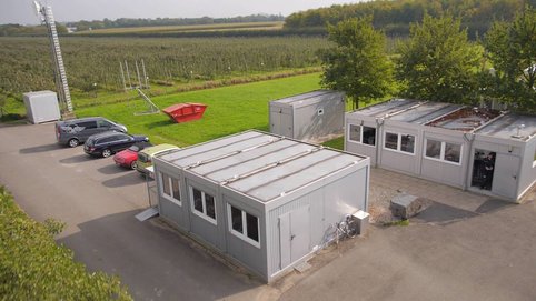 Der deutsch-britische Gravitationswellendetektor GEO600 nahe Hannover aus der Luft gefilmt.