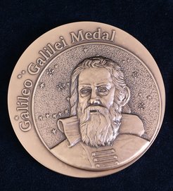 Die Galileo-Galilei-Medaille wurde von der berühmten Florentiner Werkstatt Picchiani&Barlacchi gefertigt.