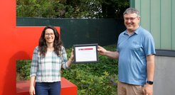 Marina Trad Nery (left) receives the certificate for the 2020 GWIC-Braccini Thesis Prize from Martin Hewitson.