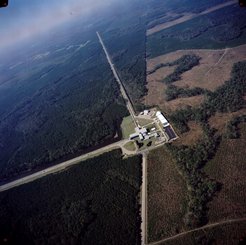 Abb. 2Feldforschung: Einer der Detektoren von Advanced LIGO, der in Livingston (US-Bundesstaat Louisiana) seine vier Kilometer langen Arme ausstreckt. Sein Herzstück ist das Zentralhaus mit dem Lasersystem. Der zweite, praktisch baugleiche LIGO-Detektor befindet sich im rund 3000 Kilometer entfernten Hanford (Washington).