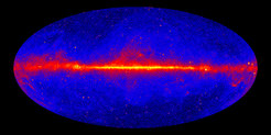 Dieses Bild zeigt den gesamten Himmel, wie ihn das Fermi Large Area Telescope sieht. Das auffälligste Merkmal ist das helle, diffuse Leuchten in der Mitte der Karte, das aus der Milchstraßenebene stammt. Viele der sternähnlichen Objekte oberhalb und unterhalb der Milchstraßenebene sind weit entfernte Galaxien, bzw. ihre extrem massereichen schwarzen Löcher. Viele der hellen Quellen entlang der Ebene sind Pulsare. Bei mehr als 2000 Quellen ist unbekannt, zu welcher Klasse sie gehören.